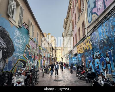 MARSEILLE, FRANCE - 3 OCTOBRE 2025 : les gens marchent dans une rue étroite, cours Julien dans le quartier de la Plaine à Marseille, France. Symbole de Banque D'Images