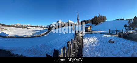 Panorama hivernal des groupes montagneux Sassolungo (Langkofel) et Sassopiatto (Plattkofel) sur le haut plateau de Seiser Alm (Alpe di Siusi) dans le Banque D'Images
