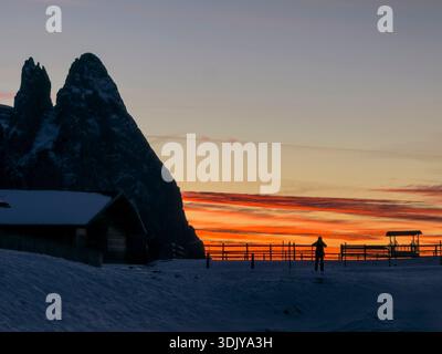 Alpenglow dans l'Alpe di Siusi, le plus grand pré alpin d'Europe, situé dans la province du Tyrol du Sud, en Italie Banque D'Images