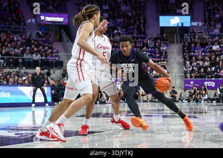 Fort Worth, Texas, États-Unis. 28 janvier 2026. FORT WORTH, TX : Texas Christian University Horned Frogs L'attaquant Xavier Edmonds (24) pousse la balle vers le filet alors que le centre des Cougars de Houston Chris Cenac Jr. (5) et le garde des Cougars de Houston Kingston Flemings (4) défendent lors de leur match à Schollmaier Arena mercredi. (Crédit image : © Brian McLean/ZUMA Press Wire) USAGE ÉDITORIAL SEULEMENT ! Non destiné à UN USAGE commercial ! Banque D'Images