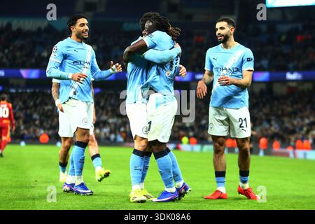 Manchester, Royaume-Uni. 28 janvier 2026. Rayan Cherki de Manchester City marque un BUT 2-0 et célèbre avec Jérémy Doku de Manchester City lors du match Manchester City contre Galatasaray S.K. UEFA Champions League MD8 à l'Etihad Stadium, Manchester, Angleterre, le 28 janvier 2026 crédit : Luke Williams/Every second Media crédit : Every second Media/Alamy Live News Banque D'Images