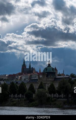 Vue rétroéclairée du quartier de Mala Strana et de la cathédrale de Prague au crépuscule, République tchèque Banque D'Images