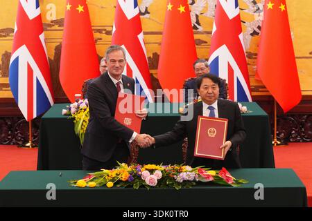 Le premier ministre Sir Keir Starmer (à l'arrière à gauche), le secrétaire d'État Peter Kyle, Luo Wen, directeur de l'administration d'État pour la régulation des marchés de la Chine, et le premier ministre chinois Li Qian (à l'arrière à droite) lors d'une cérémonie de signature au Grand Hall du peuple à Pékin, lors de sa visite en Chine. Le premier ministre se rend en Chine avec une délégation de près de 60 représentants des entreprises et des institutions culturelles britanniques alors qu’il poursuit ses efforts pour construire des ponts avec Pékin. Date de la photo : jeudi 29 janvier 2026. Banque D'Images