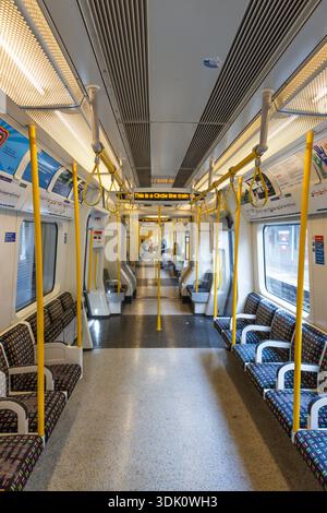 Intérieur du train de transport public avec rangées de sièges vacants. Londres, Royaume-Uni, 7 avril 2024 Banque D'Images