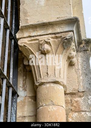 Gros plans de chapiteaux en pierre sculptés avec des figures végétales, humaines et animales à Palencia, Espagne Banque D'Images