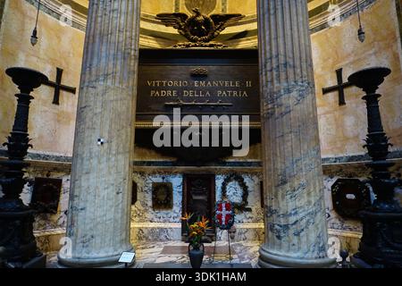 Tombeau et mémorial de Victor Emmanuel II (Vittorio Emanuele II), roi d'Italie, se dresse parmi les colonnes historiques de marbre à l'intérieur du Panthéon, Rome, Italie Banque D'Images