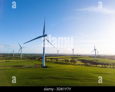 Vue drone des éoliennes dans la campagne vallonnée dans le Devon, Royaume-Uni Banque D'Images
