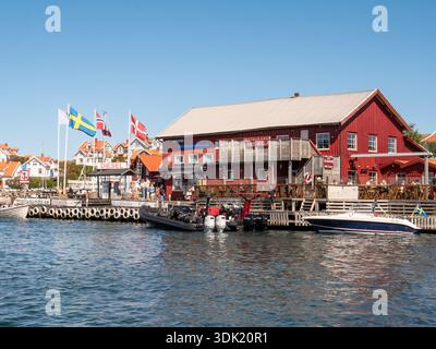 Knuts Brygga Port restaurant et quai de carburant dans le village de Mollösund, archipel de Bohuslän, côte ouest de la Suède Banque D'Images