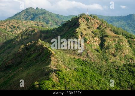 Belle vue sur les collines Cristo Rei à Dili, Timor Leste. Banque D'Images