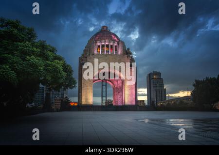 Monument illuminé de la Révolution la nuit (Monumento a la Revolucion) - Mexico, Mexique Banque D'Images