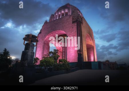 Monument illuminé de la Révolution la nuit (Monumento a la Revolucion) - Mexico, Mexique Banque D'Images