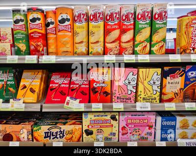 ULSAN, CORÉE DU SUD - 26 MARS 2023 : croustilles, biscuits et autres collations dans un dépanneur à Ulsan, Corée du Sud. Banque D'Images