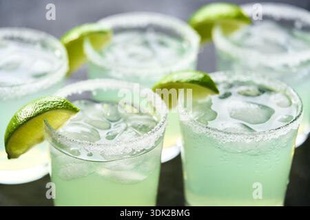 Gros plan du cocktail classique de margarita au citron vert servi avec du sel, rafraîchissant cocktail Boozy Margarita avec du citron vert. Banque D'Images