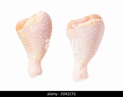 deux grandes cuisses de poulet crues ou pilon de poulet isolated.fresh cuisses de poulet crues ou pilon de poulet isolé sur un fond blanc. Banque D'Images