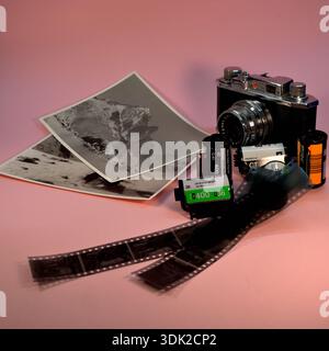 appareil photo vintage 35mm avec cassette 35mm, bandes de film négatif 35mm et tirages noir et blanc. Banque D'Images
