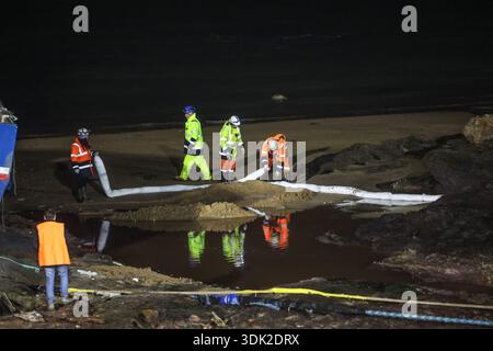 © PHOTOPQR/LE TELEGRAMME/Lionel le Saux ; LES SABLES D'OLONNE ; 29/01/2026 ; LES SABLES D'OLONNE (85) : la déconstruction du navire lorientais, le Santa Anna Maria, a debute a maree basse sur la plage des Sables d'Olonne, ou il s'est echoue le 15 janvier dernier. Les Sables d'Olonne, France, 29 janvier 2026 le démantèlement du navire Lorient, le Santa Anna Maria, a commencé à marée basse sur la plage des Sables d'Olonne, où il s'est échoué le 15 janvier. Crédit : MAXPPP/Alamy Live News Banque D'Images