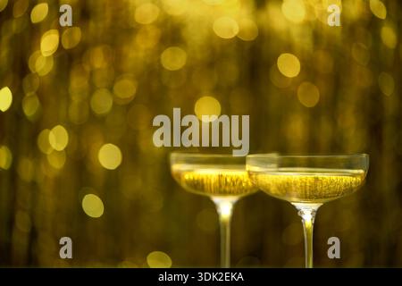Champagne dans deux verres coupés sur une table. Verres avec champagne placés sur une table. Banque D'Images
