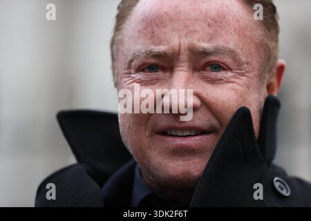 Michael Flatley s'adressant à des membres des médias devant la haute Cour de Belfast, après qu'un ordre juridique l'empêchant de s'engager avec la production Lord of the Dance a été annulé. Jeudi, à la Cour de chancellerie des cours royales de justice, le juge Simpson a libéré une injonction temporaire qui avait été obtenue contre le danseur et chorégraphe. Date de la photo : jeudi 29 janvier 2026. Banque D'Images