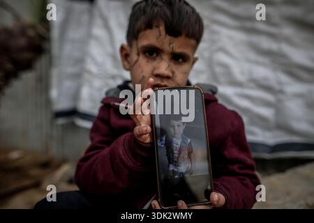 ADEM Suleiman Abu Halib, un garçon palestinien de 5 ans qui a perdu 13 parents dans une frappe israélienne contre sa maison du camp de Nuseirat, est vu dans la bande de Gaza le 19 janvier 2026. Aveuglé par des éclats d'obus au visage, il vit maintenant dans une tente dans le camp avec son oncle, luttant pour survivre. (Photo Saeed Jaras/Middle East images/StringersHub/SIPA USA) Banque D'Images