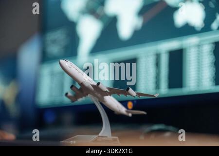 Gros plan vue focalisée de l'avion jouet sur le bureau dans la compagnie aérienne. Banque D'Images