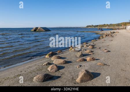 Russalka rand - Inglirand, plage avec des rochers rochers à la mer Baltique dans la ville de Tallinn, Estonie. Banque D'Images