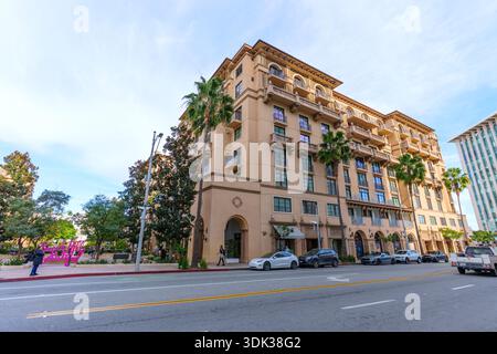 Beverly Hills, Californie - 21 janvier 2026 : élégante architecture de renouveau espagnol de l'hôtel Maybourne Beverly Hills, avec ses palmiers et son luxe Banque D'Images