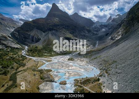 Vue aérienne d'un sommet dominant les eaux turquoises tortueuses de la borgne d'Arolla, Evolène, Valais, Suisse. Banque D'Images