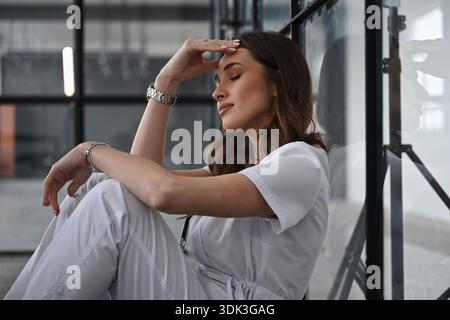 Se sentir mal, fatigué. Femme médecin est dans le bureau. Banque D'Images
