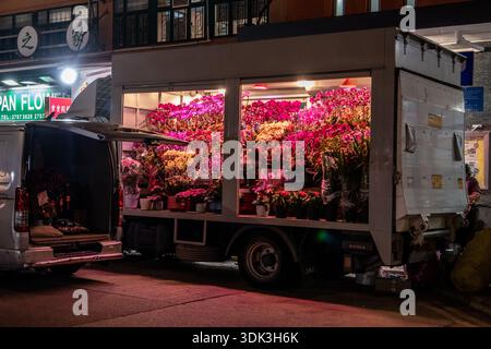 Un camion de livraison plein de fleurs tard dans la nuit sur Flower Market Road à Hong Kong, en Chine. Banque D'Images