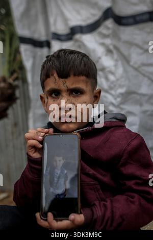 ADEM Suleiman Abu Halib, un garçon palestinien de 5 ans qui a perdu 13 parents dans une frappe israélienne contre sa maison du camp de Nuseirat, est vu dans la bande de Gaza le 19 janvier 2026. Aveuglé par des éclats d'obus au visage, il vit maintenant dans une tente dans le camp avec son oncle, luttant pour survivre. (Photo Saeed Jaras/Middle East images/StringersHub/SIPA USA) Banque D'Images