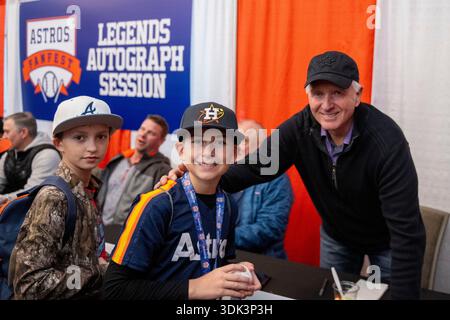Houston, TX USA ; Houston Astros Catcher (1979-1989) Allan Ashby (14) pose avec de jeunes fans lors du FanFest annuel des Houston Astros le 24 janvier 2026 au Daikin Park. (Tom Walko/image du sport) Banque D'Images