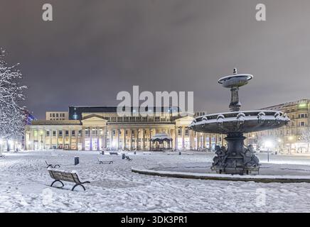 Hiver à Stuttgart. Il a neigé toute la nuit et la ville est blanche et hivernale tôt le matin. Place du Palais avec bâtiment royal. Stuttgart, Baden-Wuertt Banque D'Images