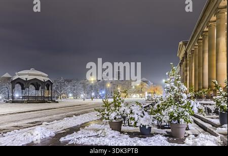 Hiver à Stuttgart. Il a neigé toute la nuit et la ville est blanche et hivernale tôt le matin. Place du Palais avec kiosque à musique et bâtiment royal. Stuttgart Banque D'Images