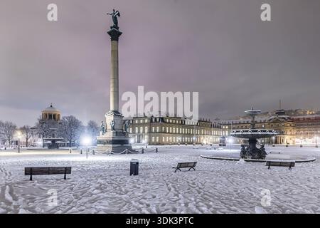 Hiver à Stuttgart. Il a neigé toute la nuit et la ville est blanche et hivernale tôt le matin. Schlossplatz avec New Castle. Stuttgart, Bade-Wuerttember Banque D'Images