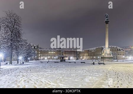 Hiver à Stuttgart. Il a neigé toute la nuit et la ville est blanche et hivernale tôt le matin. Schlossplatz avec colonne Jubilee et Nouveau château. Stuttgart Banque D'Images