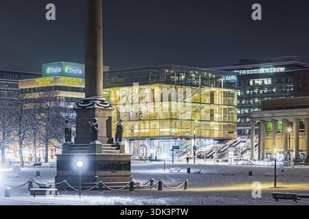 Hiver à Stuttgart. Il a neigé toute la nuit et la ville est blanche et hivernale tôt le matin. Place du Palais avec musée d'art. Stuttgart, Baden-Wuerttembe Banque D'Images