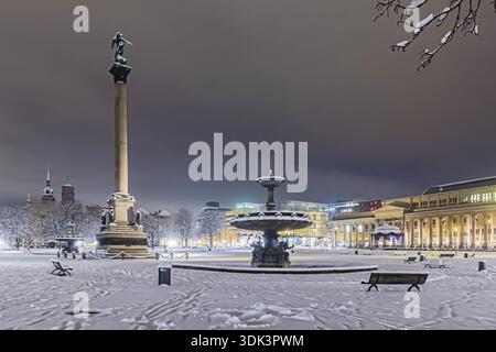 Hiver à Stuttgart. Il a neigé toute la nuit et la ville est blanche et hivernale tôt le matin. Place du Palais avec colonne anniversaire, bâtiment royal et Banque D'Images