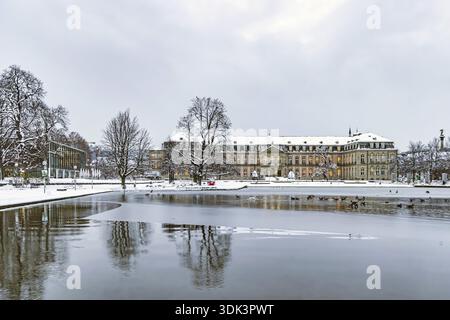 Hiver à Stuttgart. Il a neigé toute la nuit et la ville est blanche et hivernale tôt le matin. Nouveau château avec Eckensee. Stuttgart, Bade-Wuerttemberg, G. Banque D'Images