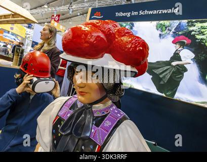 Tradition et progrès. Un jeune visiteur du salon portant des lunettes 3D à côté d'un modèle d'une femme portant un costume traditionnel traditionnel et un F noir Banque D'Images