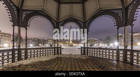 Hiver à Stuttgart. Il a neigé toute la nuit et la ville est blanche et hivernale tôt le matin. Vue sur Schlossplatz et le Nouveau Palais à travers le bandst Banque D'Images