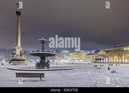 Hiver à Stuttgart. Il a neigé toute la nuit et la ville est blanche et hivernale tôt le matin. Place du Palais avec colonne anniversaire, bâtiment royal et Banque D'Images