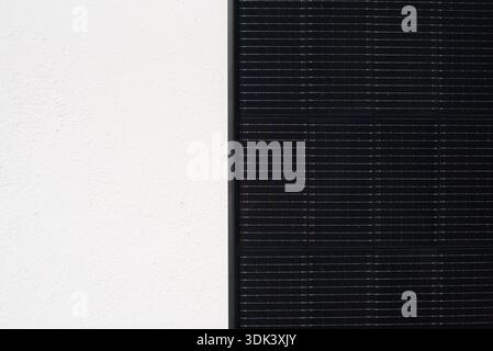 Une vue rapprochée montre la surface détaillée d'un panneau solaire photovoltaïque. La prise de vue capture le motif de grille et la texture du panneau sur un blanc Banque D'Images