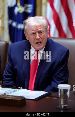 Washington, DC, États-Unis. 29 janvier 2026. Le président des États-Unis Donald J Trump lors d’une réunion du cabinet dans la salle du cabinet de la Maison Blanche à Washington, DC, États-Unis, le jeudi 29 janvier, 2026. crédit : Aaron Schwartz/Pool via CNP/dpa/Alamy Live News Banque D'Images