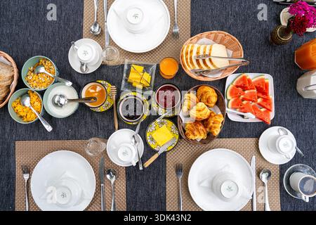Vue de haut en bas d'un buffet de petit déjeuner coloré Banque D'Images