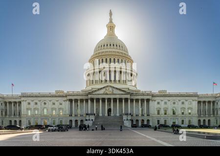 Le soleil brille derrière le dôme du Capitole des États-Unis, projetant sa façade grandiose dans un relief sombre et une ombre profonde. Cette lumière à contraste élevé imprègne le siège Banque D'Images