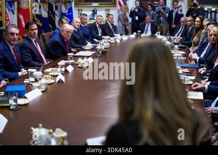 Washington, United States. 29th Jan, 2026. United States President Donald J Trump listens as Commissioner of the Small Business Administration Kelly Loeffler speaks during a Cabinet meeting in the Cabinet Room of the White House in Washington, DC on Thursday, January 29, 2026. Photo by Aaron Schwartz/UPI Credit: UPI/Alamy Live News Banque D'Images