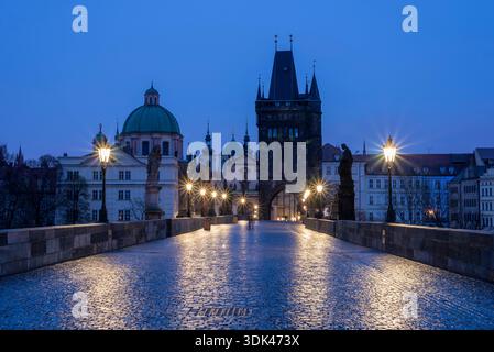 Vue du pont Charles à la tour du pont la nuit, Prague, République tchèque Banque D'Images