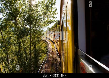 Le train jaune 'le train jaune', ligne de Cerdagne, Vallée de la Têt, Villefranche-de-Conflent, Pyrénées-Orientales, Occitanie, France Banque D'Images