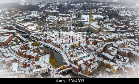 Cathédrale de Norwich, rivière Wensum, pont Fye, neige au-dessus de Norwich. Banque D'Images