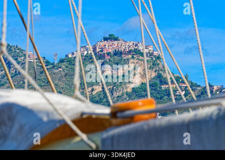 Falaises près de Taormine vues d'un voilier, Naxos, Sicile, Italie Banque D'Images